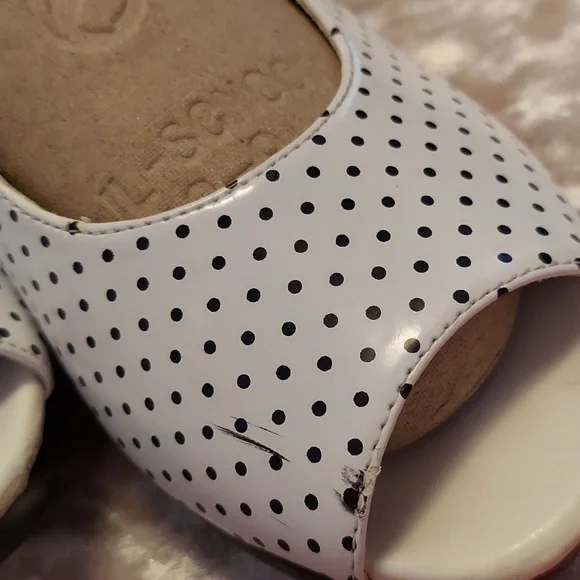 Shoes - Picture 5 of 6